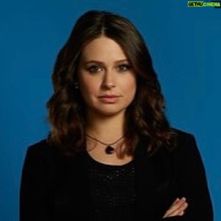 Katie Lowes Instagram - New BLOG POST up with @ktqlowes I already told you how much I love Katie last week.. but this is one of the many reasons why- No one has ever answered their Q & A so quickly and she’s one of the busiest people I know !! She’s always so supportive & thoughtful!! Katie is currently going back and forth between LA & North Carolina filming a new show (The Hunting Wives), has 2 kids and more side-hustles than me and she still took the time to have a chat on my little Beauty Blog ~ She shares her beauty secrets, favorite makeup products, lasers, how she resets, raising a daughter, travel and so much more ~ 🖤 Check it out and let me know what you think!! • Katie’s stash @merit • Reset at @_pause.studio_ • Wanderlust • Scenes from her nightstand at the hotel with @we_evolvetogether @oseamalibu @poppyandpout the Hunting Wives - the series she’s on • Scandal shoots • Behind the scenes • • • • #beautyblog #newblogpost #katielowes #lifestyleblogger #wellness #beauty #makeup #skincare #beautyinfluencer #wanderlust #traveldiary #bagspill #beautysecrets #localguide #drugstorebeauty #passionpassport #meritbeauty #daydreaming #travel #scandal #scandalabc #gladiators #followalong #currentlyreading #currentlyloving #makeupartist #beautybloggers #beautytips