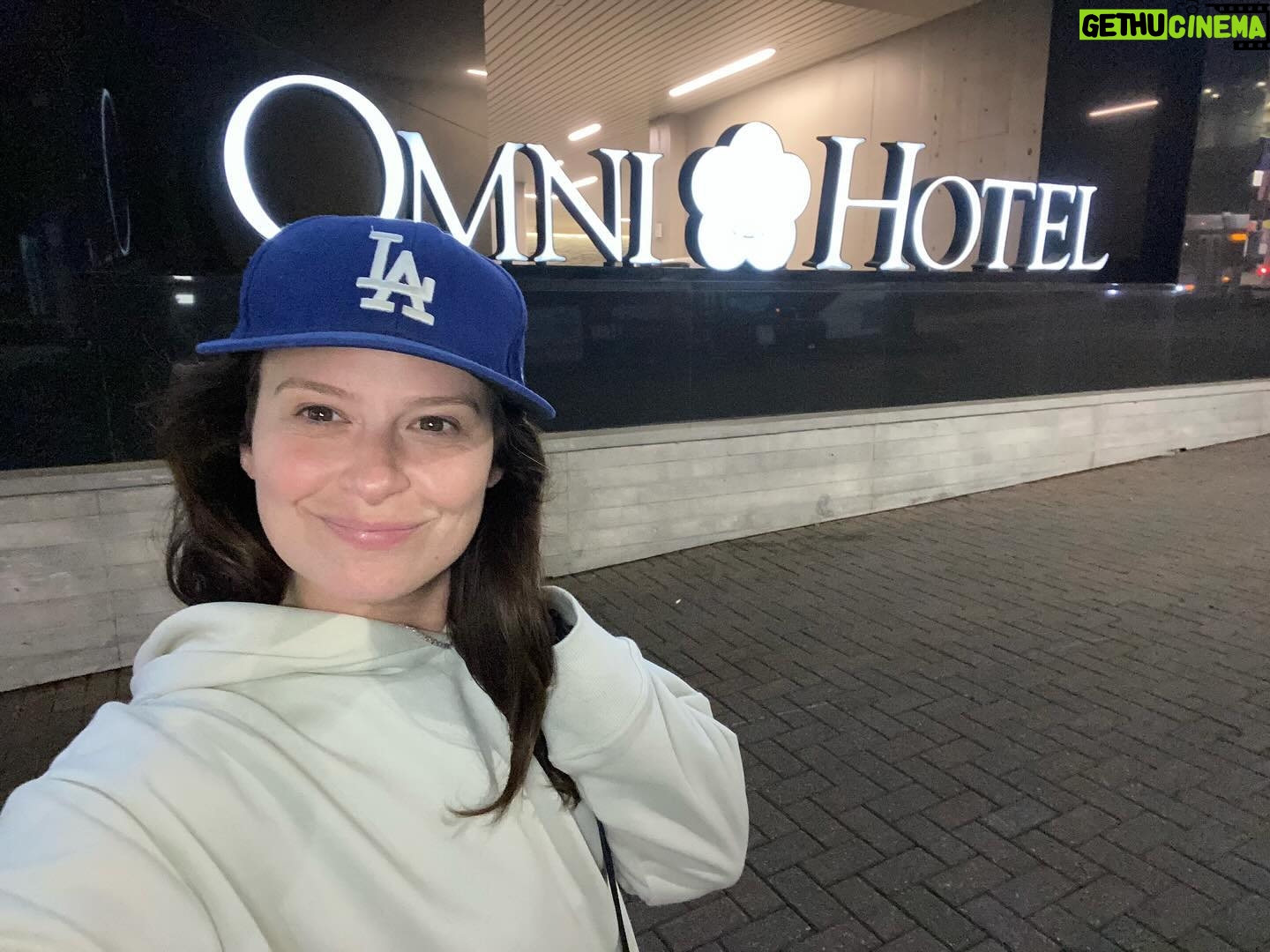 Katie Lowes Instagram - Me and my guuuurl @jaimeraynewman4real are off to Charlotte! We’ve been friends forever AND now we get to work together on #HuntingWives! We spent a week in Charlotte at the beautiful @omnihotels while we looked for our new digs! WE LOVE IT HERE! Thank you @howelltalentrelations for being the BEST. Look out y’all - CHARLOTTE WE ARE HERE! #omniCLT #AtTheOmni
