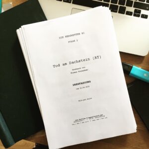 Katrin Heß Instagram - Neues Projekt, neues Drehbuch, neue Figur! 🎬 looking forward to a new project... #newrole #newcharacter #screenplay #werbung