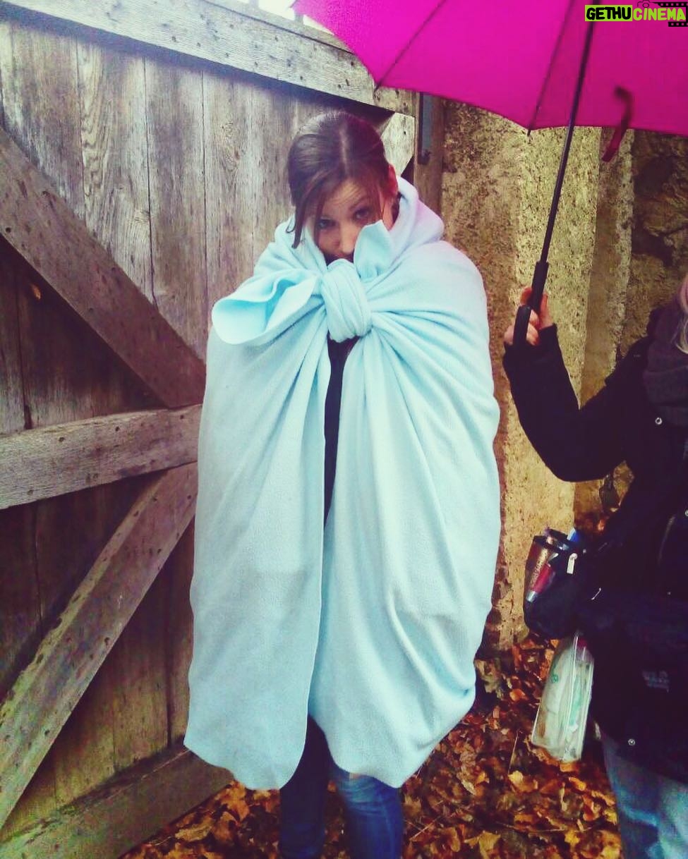 Katrin Heß - 3.7K Likes - Der erste Drehtag im neuen Jahr und dann gleich so ein Wetter. Kalt und nass und Hagel. Hilft nix, weiter machen. Ganz nach dem Motto: Das Arbeitsjäckchen ist das wärmste Jäckchen ! 😂 #setlife #ersterDrehtag2018 #setimpressionen #onset #frostbeule #Dreharbeiten