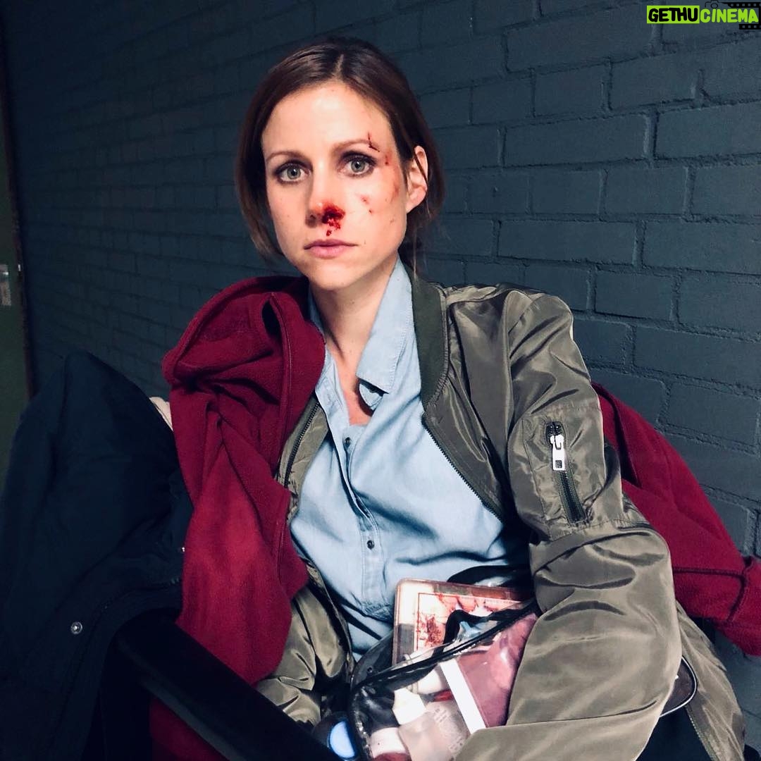 Katrin Heß - 6.8K Likes - Wenn der Weihnachtsmann Grüße ausrichten lässt... #drehfertigmachen #onset #action #stunts #alarmfürcobra11 #werbung @brittalla88