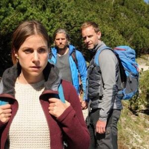 Katrin Heß Instagram - Bevor die Sehnsucht zu groß wird, gibt’s mich diese Woche schon direkt in einer neuen Rolle zu sehen! Am Donnerstag um 20.15 Uhr im ZDF bei DIE BERGRETTER unter der Regie von @heinz_dietz  #tvtipp #onscreen #werbung #zdf #diebergretter