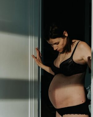 Katrin Heß Instagram - Denn auch Kolleginnen gehen aus Angst, umbesetzt zu werden, mit ihrer Schwangerschaft und ihren evtl. körperlichen Veränderungen nicht offen um und kommen mit ein paar Restkilos zum Dreh, von denen vorher niemand etwas wusste. Dass wir dabei allgemein hinterfragen sollten, warum das „sexy Biest“, für das die damalige Kollegin  besetzt war, nicht auch mehr-gewichtig sein darf, steht natürlich noch auf einem ganz anderen Zettel! 

Zurück zu mir: Nach ein paar Monaten habe ich dann auch wieder gedreht. Von der Schwangerschaft und dass ich bei den Dreharbeiten stillen möchte, haben meine Agentin und ich erst bei konkreten Angebot etwas gesagt. „Wieso wir die nicht schon bei er Zeitanfrage gesagt hätten?!“, fragte man entrüstet… (Naja, weil ich die Rolle dann vermutlich nicht bekommen hätte… SO hatte ich sie sicher.) EIGENTLICH. Denn wie ich ihm Nachhinein erfahren habe, wurde meine Besetzung aufgrund der neuen Umstände dann doch noch einmal neu diskutiert. Und auch über meine Optik wollte sich eine Produktion auf UMWEGEN nochmal informieren, weil man vermutlich sensibel und bloß nicht oberflächlich wirken wollte. Die Aussage meiner Agentin, dass sie mich gerade erst gesehen hätte und ich aussähe wie immer, reichten da nicht aus. Statt dessen bat man die Kostümbildnerin, sich durch ein Ganzkörperfoto, das ich ihr „wegen meiner aktuellen Frisur“ schicken sollte, ein „Bild“ von mir zu machen und sich, falls sie die Notwendigkeit sehe (also, mein Body zuuu schlimm sei), der Produktion nochmal Bescheid zu geben. 

Fortsetzung folgt… 

#momingout #realtalk #womenempowerment #strongwomen #gleichberechtigung #staytuned #actress