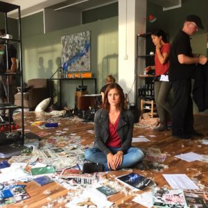 Katrin Heß Instagram - Strukturiert und ordentlich geht es am Set zu... Und bei so einem Chaos soll man sich immer noch erinnern können, wann man was bespielt hat, welche Requisiten man an welcher Stelle in der Hand hatte und neben welcher Feder man wann und wo gestanden hat... Achso, und dann gab es da auch noch sowas wie TEXT 😂 Heute sind meine multitasking Fähigkeiten besonders gefragt 🙈#onset #behindthescenes #alarmfürcobra11 #afc11 #jennydorn #katrinhess #schauspielerin #actress #actresslife #rtl #setimpressionen #@work  #Dreh #Set #action #actionseries #acting