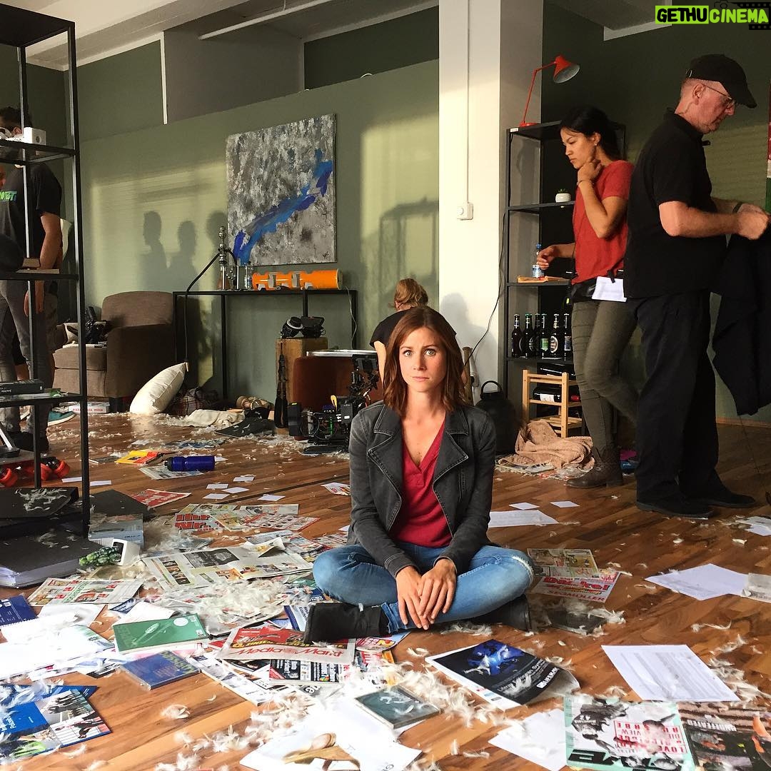 Katrin Heß - 3.4K Likes - Strukturiert und ordentlich geht es am Set zu... Und bei so einem Chaos soll man sich immer noch erinnern können, wann man was bespielt hat, welche Requisiten man an welcher Stelle in der Hand hatte und neben welcher Feder man wann und wo gestanden hat... Achso, und dann gab es da auch noch sowas wie TEXT 😂 Heute sind meine multitasking Fähigkeiten besonders gefragt 🙈#onset #behindthescenes #alarmfürcobra11 #afc11 #jennydorn #katrinhess #schauspielerin #actress #actresslife #rtl #setimpressionen #@work #Dreh #Set #action #actionseries #acting