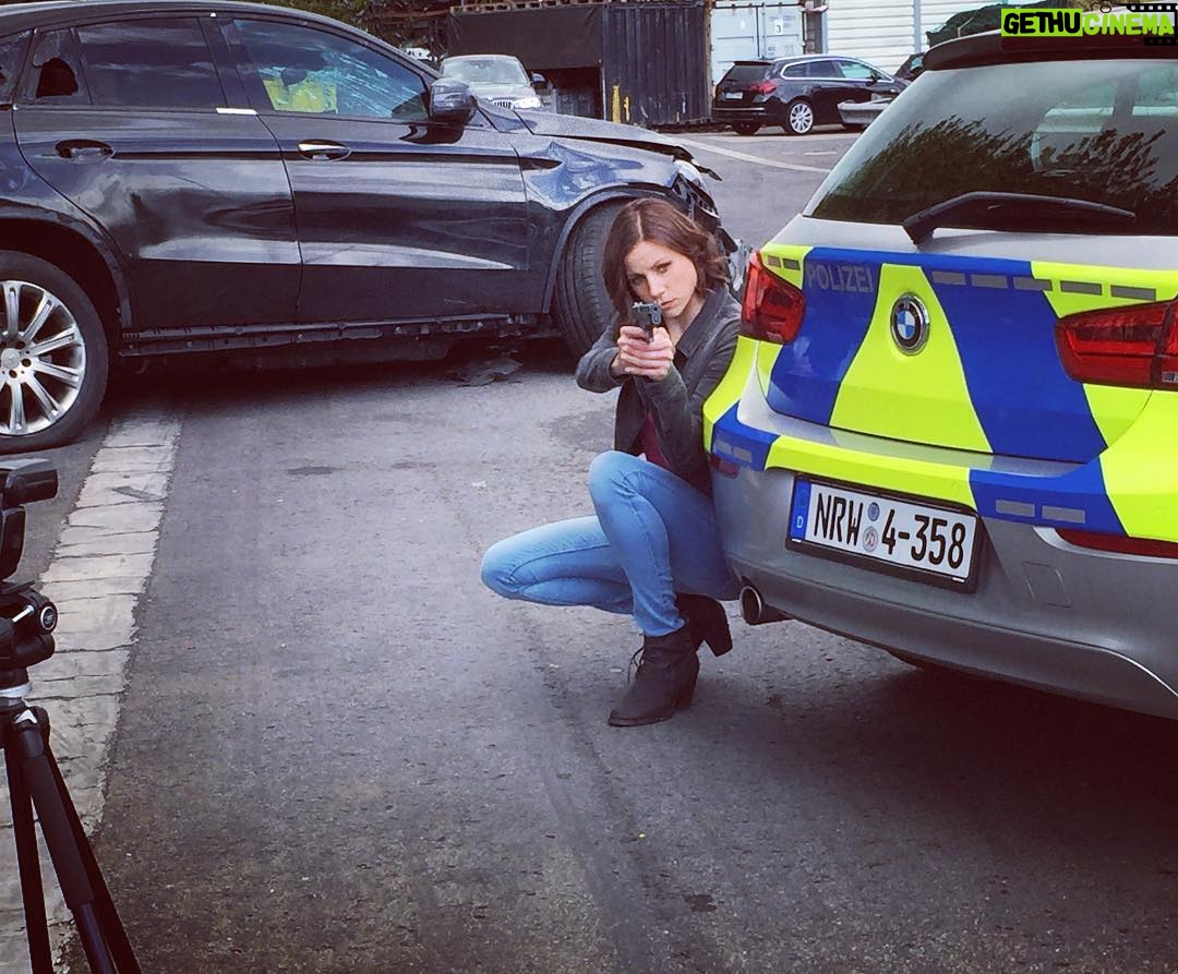 Katrin Heß - 5.8K Likes - "Es wird laut, es wird geschossen!" (am schönsten klingt dieser Satz als Warnung kurz vor dem Take bei unserem Regieassistenten Torben de vries ☺) Was dann passiert, seht ihr ab Donnerstag um 20.15 Uhr auf #RTL in den neuen Folgen #alarmfürcobra11 💥Foto by @brittalla88 #jennydorn #action #actionseries #newepisodes #herbststaffel #onscreen #stunts #katrinhess #actionschauspielerin #programmtipp #programmempfehlung #afc11 #cobra11