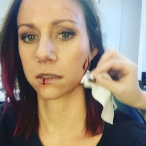 Katrin Heß Instagram - Time for a change... #maskenzeit #newrole #ARD #diejungenärzte #werbung #thx