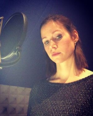 Katrin Heß Instagram - @work ! Hier mal eine Aufnahme von meiner Arbeit im Synrchonstudio bekommen möchte... Damit ihr einen Eindruck bekommt, wie es so abläuft hinter dem Mikro, in einer kleinen dunklen Kammer, mit Schaumstoff an den Wänden 😂 Heute verleih ich meine Stimme für eine neue Manga Serie ... #work #synchron #mikro #sprecherin #synchronstimme #synchronsprecherin #fun #manga