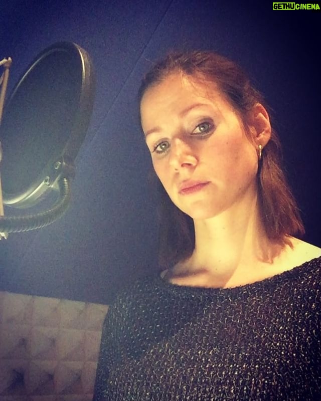 Katrin Heß - 3.4K Likes - @work ! Hier mal eine Aufnahme von meiner Arbeit im Synrchonstudio bekommen möchte... Damit ihr einen Eindruck bekommt, wie es so abläuft hinter dem Mikro, in einer kleinen dunklen Kammer, mit Schaumstoff an den Wänden 😂 Heute verleih ich meine Stimme für eine neue Manga Serie ... #work #synchron #mikro #sprecherin #synchronstimme #synchronsprecherin #fun #manga