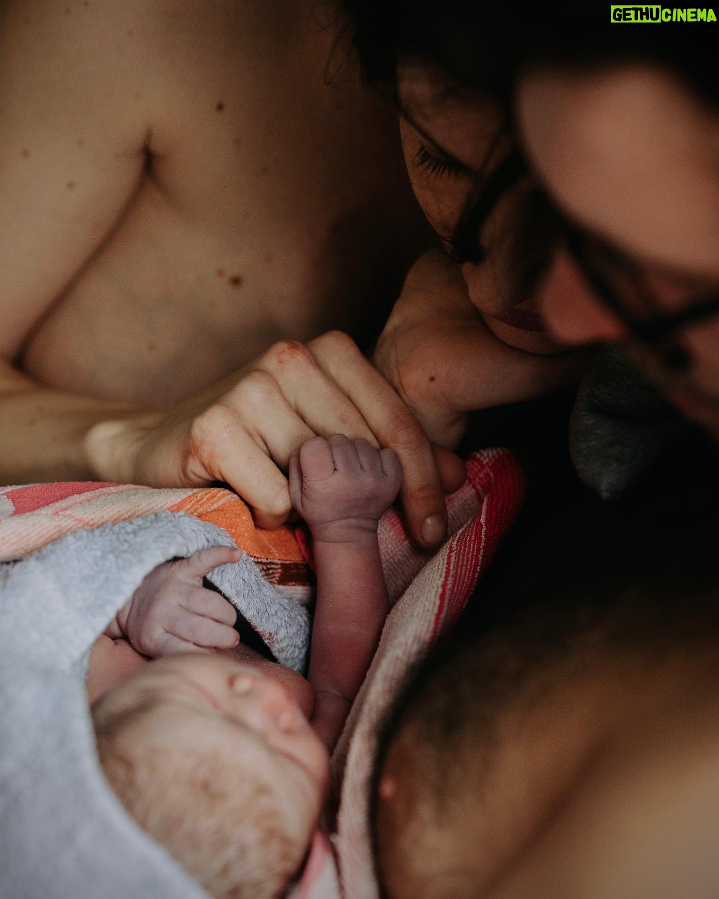 Katrin Heß - 7.2K Likes - Und da wurde er wahr… mein Traum von einer Hausgeburt u. einem zweiten gesunden kleinen Minimenschen.
Im Voraus habe ich viel Kritik zu meinem Vorhaben einer Hausgeburt bekommen:„u. wenn mit dem Kind was ist, das ist unverantwortlich“. Die Statistiken sprechen eine andere Sprache, mein Herz tat es sowieso. Wieso werden einem eig. mit näher rückendem ET immer mehr Horrorgeschichten von schrecklichen Geburten u. heftigen Geburtsverletzungen erzählt? Ja, die gibt es u. es ist furchtbar. Es gibt massive Grenzüberschreitungen, unnötige Interventionen u. Gewalt in der Geburtshilfe, was für viele Frauen traumatisierend ist u. bis heute noch unter den Teppich gekehrt wird. Ist es da nicht umso wichtiger, Frauen mit positiven Geburtsgeschichten aufzuladen? Ihnen Mut zu machen? Um sie darin zu bestärken, eine POSITIVE u. SELBSTBESTIMMTE Geburt zu erleben? Ich sage damit nicht, dass eine Hausgeburt das einzig Richtige ist, sondern dass DEIN Gefühl das Richtige ist. Ob Krankenhaus, Geburtshaus oder Hausgeburt… DU entscheidest! Es ist DEINE Geburt, DEIN Körper!! Auch wenn andere Faktoren u. Umstände natürlich ebenso Einfluss auf deine Geburt haben. Bei meiner ersten Geburt, bei der ich wegen vorzeitigem Blasensprung schon früh ins Krankenhaus musste, hab ich mich teils sehr verloren gefühlt. Ich wusste nicht, wohin mit mir u. meinem kontrahierendem Körper. Ich fühlte mich aus dem Geburtsprozess gerissen, pendelte zwischen CTG Terminen u. meinem Zimmer hin u. her, fand keine Positionen, um die Wellen auszuhalten, sehnte mich danach, meinem eigenen Weg nachzugehen.
Die Entscheidung, auf mich selbst zu hören, eine Hausgeburt zu wählen, war für mich die beste Entscheidung! Ich danke unserer Hebamme MonikaMeschede, die mich emotional so erfasst hat, dass ich nur sie für diese „Reise“ auswählen KONNTE, ich danke dir @felix_hoefner , dass du dieser Reise u. diesem Weg von Anfang an zugestimmt hast, neben mir, bei mir, an mir warst, wann immer ich es brauchte, u. ich danke dem neuen Mikromenschen, der mich schon gleich mit seiner Ankunft Vieles hinterfragen lässt, was ich bis dahin zu wissen geglaubt hatte.
#momingout #selbstbestimmtegeburt #hausgeburt @esther_mauersberger