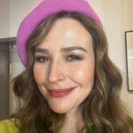 Katrin Bauerfeind Instagram - Was war das für eine Folge, bitte? Zwei Stunden vor der Aufzeichnung kam der Anruf, ob ich für Sarah ins Panel hüpfen kann.🤯 Dann feuert Klaas Zweijahresbudget an Feuerwerk raus, nachdem er singend aus nem Flugzeug gesprungen ist. Ein nackter Mann hing von der Decke, Finale wie immer und Showmaster jetzt auch wieder der Alte! Was für ein Fun Fernsehen manchmal noch sein kann! Was war das!? 😂🫶 —————— #wsmds @prosieben @jokoundklaas