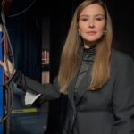 Katrin Bauerfeind Instagram - Was war das für eine Folge, bitte? Zwei Stunden vor der Aufzeichnung kam der Anruf, ob ich für Sarah ins Panel hüpfen kann.🤯 Dann feuert Klaas Zweijahresbudget an Feuerwerk raus, nachdem er singend aus nem Flugzeug gesprungen ist. Ein nackter Mann hing von der Decke, Finale wie immer und Showmaster jetzt auch wieder der Alte! Was für ein Fun Fernsehen manchmal noch sein kann! Was war das!? 😂🫶 —————— #wsmds @prosieben @jokoundklaas