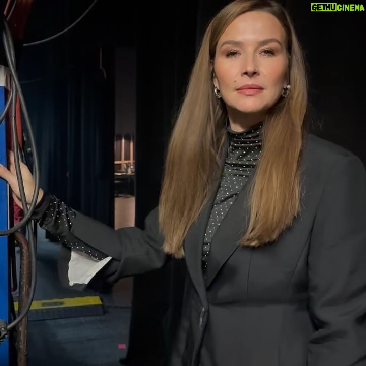 Katrin Bauerfeind - 4K Likes - Was war das für eine Folge, bitte? Zwei Stunden vor der Aufzeichnung kam der Anruf, ob ich für Sarah ins Panel hüpfen kann.🤯
Dann feuert Klaas Zweijahresbudget an Feuerwerk raus, nachdem er singend aus nem Flugzeug gesprungen ist. Ein nackter Mann hing von der Decke, Finale wie immer und Showmaster jetzt auch wieder der Alte! Was für ein Fun Fernsehen manchmal noch sein kann! Was war das!? 😂🫶
——————
#wsmds @prosieben @jokoundklaas
