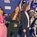 Katrin Bauerfeind Instagram – Sopi…hier nochmal im Schnelldurchlauf der @deutschercomputerspielpreis 2024!
Mein erstes Jahr auf der Bühne in München, weil vor zwei Jahren als Coronamaus nur per Liveschalte ausm Hotelzimmer! Und ich muss sagen, es lohnt sich live dabei zu sein. Ich liebe das, jedes Jahr so viele extrem starke, inspirierende, lehrreiche und manchmal auch einfach zauberhafte Spiele kennenzulernen.
Herzlichen Glückwunsch an alle Nominierten und Gewinner*innen!
Danke an BMVI und @game_verband, dass wir das moderieren durften – und mit wir mein ich natürlich Professor @bobgod (Ohne dich wär‘s nur halb so viel fun).
Danke an @teenatuning, unsere Sonne!
Merci an @sarahsharonkarsten für den extrem gut passenden Anzug und danke an @pepperstark_gmbh für die fabelhafte Betreuung!
——————
#dcp #derdcp2024 #derdeutschecomputerspielpreis