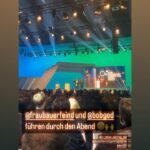 Katrin Bauerfeind Instagram – Sopi…hier nochmal im Schnelldurchlauf der @deutschercomputerspielpreis 2024!
Mein erstes Jahr auf der Bühne in München, weil vor zwei Jahren als Coronamaus nur per Liveschalte ausm Hotelzimmer! Und ich muss sagen, es lohnt sich live dabei zu sein. Ich liebe das, jedes Jahr so viele extrem starke, inspirierende, lehrreiche und manchmal auch einfach zauberhafte Spiele kennenzulernen. 
Herzlichen Glückwunsch an alle Nominierten und Gewinner*innen!
Danke an BMVI und @game_verband, dass wir das moderieren durften – und mit wir mein ich natürlich Professor @bobgod (Ohne dich wär‘s nur halb so viel fun).
Danke an @teenatuning, unsere Sonne!
Merci an @sarahsharonkarsten für den extrem gut passenden Anzug und danke an @pepperstark_gmbh für die fabelhafte Betreuung!
——————
#dcp #derdcp2024 #derdeutschecomputerspielpreis