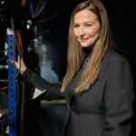 Katrin Bauerfeind Instagram - Was war das für eine Folge, bitte? Zwei Stunden vor der Aufzeichnung kam der Anruf, ob ich für Sarah ins Panel hüpfen kann.🤯 Dann feuert Klaas Zweijahresbudget an Feuerwerk raus, nachdem er singend aus nem Flugzeug gesprungen ist. Ein nackter Mann hing von der Decke, Finale wie immer und Showmaster jetzt auch wieder der Alte! Was für ein Fun Fernsehen manchmal noch sein kann! Was war das!? 😂🫶 —————— #wsmds @prosieben @jokoundklaas