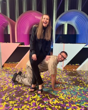 Katrin Bauerfeind Instagram - Was war das für eine Folge, bitte? Zwei Stunden vor der Aufzeichnung kam der Anruf, ob ich für Sarah ins Panel hüpfen kann.🤯
Dann feuert Klaas Zweijahresbudget an Feuerwerk raus, nachdem er singend aus nem Flugzeug gesprungen ist. Ein nackter Mann hing von der Decke, Finale wie immer und Showmaster jetzt auch wieder der Alte! Was für ein Fun Fernsehen manchmal noch sein kann! Was war das!? 😂🫶
——————
#wsmds @prosieben @jokoundklaas