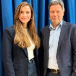 Katrin Bauerfeind Instagram - So! Jetzt isses raus! Ich mach was Neues! Etwas, das ich schon ewig machen will!!! Kitchentalk heißt das Format, weil ja bekanntlich am Küchentisch die besten Gespräche stattfinden - und in diesem Live-Podcast (live wegen Live-Publikum, aber auch Live-Stream) spreche ich mit Politiker*innen über Gott und die Welt und natürlich sie selbst. Und zwar in umgekehrter Reihenfolge, denn jenseits der politischen Fragen will man doch wissen: wer ist das eigentlich, der oder die da für uns die großen Dinge entscheidet? Haben unsere MinsterInnen Angst? Humor? Ideale? Ich arbeite mich also vor bis zur Persönlichkeit, um endlich das zu besprechen, was bei Lanz und Maischberger immer hinten rüberfällt, haha! Link zum Hören und Schauen reiche ich nach!👍🏻 —————— @basecamp_debate @pepperstark_gmbh @linda.feller @sarahsharonkarsten @silkezeitzmakeup