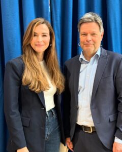 Katrin Bauerfeind Instagram - So! Jetzt isses raus! Ich mach was Neues! Etwas, das ich schon ewig machen will!!! Kitchentalk heißt das Format, weil ja bekanntlich am Küchentisch die besten Gespräche stattfinden - und in diesem Live-Podcast (live wegen Live-Publikum, aber auch Live-Stream) spreche ich mit Politiker*innen über Gott und die Welt und natürlich sie selbst. Und zwar in umgekehrter Reihenfolge, denn jenseits der politischen Fragen will man doch wissen: wer ist das eigentlich, der oder die da für uns die großen Dinge entscheidet? Haben unsere MinsterInnen Angst? Humor? Ideale? Ich arbeite mich also vor bis zur Persönlichkeit, um endlich das zu besprechen, was bei Lanz und Maischberger immer hinten rüberfällt, haha! Link zum Hören und Schauen reiche ich nach!👍🏻 —————— @basecamp_debate @pepperstark_gmbh @linda.feller @sarahsharonkarsten @silkezeitzmakeup