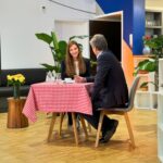 Katrin Bauerfeind Instagram - So! Jetzt isses raus! Ich mach was Neues! Etwas, das ich schon ewig machen will!!! Kitchentalk heißt das Format, weil ja bekanntlich am Küchentisch die besten Gespräche stattfinden - und in diesem Live-Podcast (live wegen Live-Publikum, aber auch Live-Stream) spreche ich mit Politiker*innen über Gott und die Welt und natürlich sie selbst. Und zwar in umgekehrter Reihenfolge, denn jenseits der politischen Fragen will man doch wissen: wer ist das eigentlich, der oder die da für uns die großen Dinge entscheidet? Haben unsere MinsterInnen Angst? Humor? Ideale? Ich arbeite mich also vor bis zur Persönlichkeit, um endlich das zu besprechen, was bei Lanz und Maischberger immer hinten rüberfällt, haha! Link zum Hören und Schauen reiche ich nach!👍🏻 —————— @basecamp_debate @pepperstark_gmbh @linda.feller @sarahsharonkarsten @silkezeitzmakeup