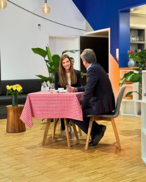 Katrin Bauerfeind Instagram - So! Jetzt isses raus! Ich mach was Neues! Etwas, das ich schon ewig machen will!!! Kitchentalk heißt das Format, weil ja bekanntlich am Küchentisch die besten Gespräche stattfinden - und in diesem Live-Podcast (live wegen Live-Publikum, aber auch Live-Stream) spreche ich mit Politiker*innen über Gott und die Welt und natürlich sie selbst. Und zwar in umgekehrter Reihenfolge, denn jenseits der politischen Fragen will man doch wissen: wer ist das eigentlich, der oder die da für uns die großen Dinge entscheidet? Haben unsere MinsterInnen Angst? Humor? Ideale? Ich arbeite mich also vor bis zur Persönlichkeit, um endlich das zu besprechen, was bei Lanz und Maischberger immer hinten rüberfällt, haha!

Link zum Hören und Schauen reiche ich nach!👍🏻

——————
@basecamp_debate @pepperstark_gmbh @linda.feller @sarahsharonkarsten @silkezeitzmakeup