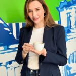 Katrin Bauerfeind Instagram - So! Jetzt isses raus! Ich mach was Neues! Etwas, das ich schon ewig machen will!!! Kitchentalk heißt das Format, weil ja bekanntlich am Küchentisch die besten Gespräche stattfinden - und in diesem Live-Podcast (live wegen Live-Publikum, aber auch Live-Stream) spreche ich mit Politiker*innen über Gott und die Welt und natürlich sie selbst. Und zwar in umgekehrter Reihenfolge, denn jenseits der politischen Fragen will man doch wissen: wer ist das eigentlich, der oder die da für uns die großen Dinge entscheidet? Haben unsere MinsterInnen Angst? Humor? Ideale? Ich arbeite mich also vor bis zur Persönlichkeit, um endlich das zu besprechen, was bei Lanz und Maischberger immer hinten rüberfällt, haha! Link zum Hören und Schauen reiche ich nach!👍🏻 —————— @basecamp_debate @pepperstark_gmbh @linda.feller @sarahsharonkarsten @silkezeitzmakeup