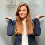 Katrin Bauerfeind Instagram - So! Jetzt isses raus! Ich mach was Neues! Etwas, das ich schon ewig machen will!!! Kitchentalk heißt das Format, weil ja bekanntlich am Küchentisch die besten Gespräche stattfinden - und in diesem Live-Podcast (live wegen Live-Publikum, aber auch Live-Stream) spreche ich mit Politiker*innen über Gott und die Welt und natürlich sie selbst. Und zwar in umgekehrter Reihenfolge, denn jenseits der politischen Fragen will man doch wissen: wer ist das eigentlich, der oder die da für uns die großen Dinge entscheidet? Haben unsere MinsterInnen Angst? Humor? Ideale? Ich arbeite mich also vor bis zur Persönlichkeit, um endlich das zu besprechen, was bei Lanz und Maischberger immer hinten rüberfällt, haha! Link zum Hören und Schauen reiche ich nach!👍🏻 —————— @basecamp_debate @pepperstark_gmbh @linda.feller @sarahsharonkarsten @silkezeitzmakeup