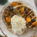 Katrin Bauerfeind Instagram - USA-Foto-Dump! Auf der Dachterrasse, Waffelwahnsinn, die „Fresse“ von Brando in der Pate - genial, Rosenmeer, Malibu, richtiges Meer, Männchen. tbc.