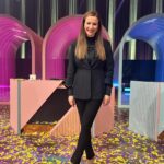 Katrin Bauerfeind Instagram - Was war das für eine Folge, bitte? Zwei Stunden vor der Aufzeichnung kam der Anruf, ob ich für Sarah ins Panel hüpfen kann.🤯 Dann feuert Klaas Zweijahresbudget an Feuerwerk raus, nachdem er singend aus nem Flugzeug gesprungen ist. Ein nackter Mann hing von der Decke, Finale wie immer und Showmaster jetzt auch wieder der Alte! Was für ein Fun Fernsehen manchmal noch sein kann! Was war das!? 😂🫶 —————— #wsmds @prosieben @jokoundklaas