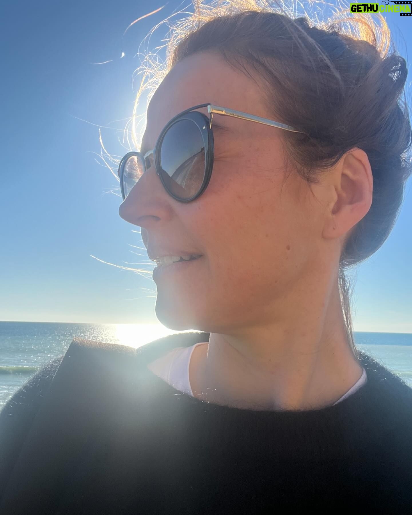 Katrin Bauerfeind Instagram - USA-Foto-Dump! Auf der Dachterrasse, Waffelwahnsinn, die „Fresse“ von Brando in der Pate - genial, Rosenmeer, Malibu, richtiges Meer, Männchen. tbc.