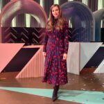 Katrin Bauerfeind Instagram - Whoopwhoop! Folge 5! WSMDS! Für alle, die gefragt haben, das Kleid ist von @proenzaschouler. @officiallyjokoturbo & Inge haben vielleicht die lustigste Fotoreihe in der Geschichte der Fotoreihe gemacht (kann massig nachreichen) und @sarahconnor und ich haben endlich die Show gewonnen! Herzlichen Glückwunsch, meine Liebe, nächste Woche wird Wahnsinn!💥 —————— @teenatuning @sarahsharonkarsten @prosieben @jokoundklaas