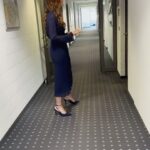Katrin Bauerfeind Instagram - Gestern war Fescht in München bei der @blm_bayern wegen 40 Jahre privater Rundfunk - und alle waren da. Ziemlich spektakuläre Geschichte, wenn man bedenkt, dass das 1984 alles in einem Keller in Ludwigshafen angefangen hat. Jürgen Doetz hat damals moderiert und gestern nochmal erzählt, wie wild das damals war. Genau wie viele andere, die in der ersten, zweiten und dritten Stunde dabei waren. Bei Samstag Nacht gelernt was lustig ist. Ohne Arabella und Hans Meiser hätt ich die Pubertät nicht überstanden, unzählige Male gehofft, dass Raab gewinnt und nicht der Kandidat und ich selbst hab nach dem Abi bei den RTLII News angefangen, woran man nochmal sehen kann, dass News und Nachrichten nicht zwingend dasselbe sind.😀 Schreinemakers live, ran, stern TV, GZSZ, WSMDS, Känguruhoden im Dschungel, all das hat uns doch alle nachhaltig verändert.😂 Es war sehr schön gestern zu moderieren, zurückzublicken, auf all die Highlights und zu besprechen, wie es der Privatfunk, und das Fernsehen allgemein, noch bisschen länger schaffen kann, mindestens vielleicht halt nochmal 40 Jahre!🥳 Was sind eure prägendsten Highlights? —————— @pepperstark_gmbh Fotos: @linda.feller Make-up: @benmayerprofessional Kleid: @rominamann