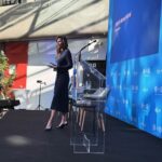 Katrin Bauerfeind Instagram - Gestern war Fescht in München bei der @blm_bayern wegen 40 Jahre privater Rundfunk - und alle waren da. Ziemlich spektakuläre Geschichte, wenn man bedenkt, dass das 1984 alles in einem Keller in Ludwigshafen angefangen hat. Jürgen Doetz hat damals moderiert und gestern nochmal erzählt, wie wild das damals war. Genau wie viele andere, die in der ersten, zweiten und dritten Stunde dabei waren. Bei Samstag Nacht gelernt was lustig ist. Ohne Arabella und Hans Meiser hätt ich die Pubertät nicht überstanden, unzählige Male gehofft, dass Raab gewinnt und nicht der Kandidat und ich selbst hab nach dem Abi bei den RTLII News angefangen, woran man nochmal sehen kann, dass News und Nachrichten nicht zwingend dasselbe sind.😀 Schreinemakers live, ran, stern TV, GZSZ, WSMDS, Känguruhoden im Dschungel, all das hat uns doch alle nachhaltig verändert.😂 Es war sehr schön gestern zu moderieren, zurückzublicken, auf all die Highlights und zu besprechen, wie es der Privatfunk, und das Fernsehen allgemein, noch bisschen länger schaffen kann, mindestens vielleicht halt nochmal 40 Jahre!🥳 Was sind eure prägendsten Highlights? —————— @pepperstark_gmbh Fotos: @linda.feller Make-up: @benmayerprofessional Kleid: @rominamann