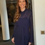 Katrin Bauerfeind Instagram - Gestern war Fescht in München bei der @blm_bayern wegen 40 Jahre privater Rundfunk - und alle waren da. Ziemlich spektakuläre Geschichte, wenn man bedenkt, dass das 1984 alles in einem Keller in Ludwigshafen angefangen hat. Jürgen Doetz hat damals moderiert und gestern nochmal erzählt, wie wild das damals war. Genau wie viele andere, die in der ersten, zweiten und dritten Stunde dabei waren. Bei Samstag Nacht gelernt was lustig ist. Ohne Arabella und Hans Meiser hätt ich die Pubertät nicht überstanden, unzählige Male gehofft, dass Raab gewinnt und nicht der Kandidat und ich selbst hab nach dem Abi bei den RTLII News angefangen, woran man nochmal sehen kann, dass News und Nachrichten nicht zwingend dasselbe sind.😀 Schreinemakers live, ran, stern TV, GZSZ, WSMDS, Känguruhoden im Dschungel, all das hat uns doch alle nachhaltig verändert.😂 Es war sehr schön gestern zu moderieren, zurückzublicken, auf all die Highlights und zu besprechen, wie es der Privatfunk, und das Fernsehen allgemein, noch bisschen länger schaffen kann, mindestens vielleicht halt nochmal 40 Jahre!🥳 Was sind eure prägendsten Highlights? —————— @pepperstark_gmbh Fotos: @linda.feller Make-up: @benmayerprofessional Kleid: @rominamann