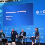 Katrin Bauerfeind Instagram - Gestern war Fescht in München bei der @blm_bayern wegen 40 Jahre privater Rundfunk - und alle waren da. Ziemlich spektakuläre Geschichte, wenn man bedenkt, dass das 1984 alles in einem Keller in Ludwigshafen angefangen hat. Jürgen Doetz hat damals moderiert und gestern nochmal erzählt, wie wild das damals war. Genau wie viele andere, die in der ersten, zweiten und dritten Stunde dabei waren. Bei Samstag Nacht gelernt was lustig ist. Ohne Arabella und Hans Meiser hätt ich die Pubertät nicht überstanden, unzählige Male gehofft, dass Raab gewinnt und nicht der Kandidat und ich selbst hab nach dem Abi bei den RTLII News angefangen, woran man nochmal sehen kann, dass News und Nachrichten nicht zwingend dasselbe sind.😀 Schreinemakers live, ran, stern TV, GZSZ, WSMDS, Känguruhoden im Dschungel, all das hat uns doch alle nachhaltig verändert.😂 Es war sehr schön gestern zu moderieren, zurückzublicken, auf all die Highlights und zu besprechen, wie es der Privatfunk, und das Fernsehen allgemein, noch bisschen länger schaffen kann, mindestens vielleicht halt nochmal 40 Jahre!🥳 Was sind eure prägendsten Highlights? —————— @pepperstark_gmbh Fotos: @linda.feller Make-up: @benmayerprofessional Kleid: @rominamann