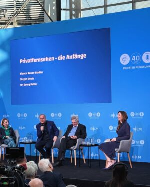 Katrin Bauerfeind Instagram - Gestern war Fescht in München bei der @blm_bayern wegen 40 Jahre privater Rundfunk - und alle waren da. Ziemlich spektakuläre Geschichte, wenn man bedenkt, dass das 1984 alles in einem Keller in Ludwigshafen angefangen hat. Jürgen Doetz hat damals moderiert und gestern nochmal erzählt, wie wild das damals war. Genau wie viele andere, die in der ersten, zweiten und dritten Stunde dabei waren.

Bei Samstag Nacht gelernt was lustig ist. Ohne Arabella und Hans Meiser hätt ich die Pubertät nicht überstanden, unzählige Male gehofft, dass Raab gewinnt und nicht der Kandidat und ich selbst hab nach dem Abi bei den RTLII News angefangen, woran man nochmal sehen kann, dass News und Nachrichten nicht zwingend dasselbe sind.😀
Schreinemakers live, ran, stern TV, GZSZ, WSMDS, Känguruhoden im Dschungel, all das hat uns doch alle nachhaltig verändert.😂

Es war sehr schön gestern zu moderieren, zurückzublicken, auf all die Highlights und zu besprechen, wie es der Privatfunk, und das Fernsehen allgemein, noch bisschen länger schaffen kann, mindestens vielleicht halt nochmal 40 Jahre!🥳

Was sind eure prägendsten Highlights?

——————
@pepperstark_gmbh 
Fotos: @linda.feller 
Make-up: @benmayerprofessional 
Kleid: @rominamann