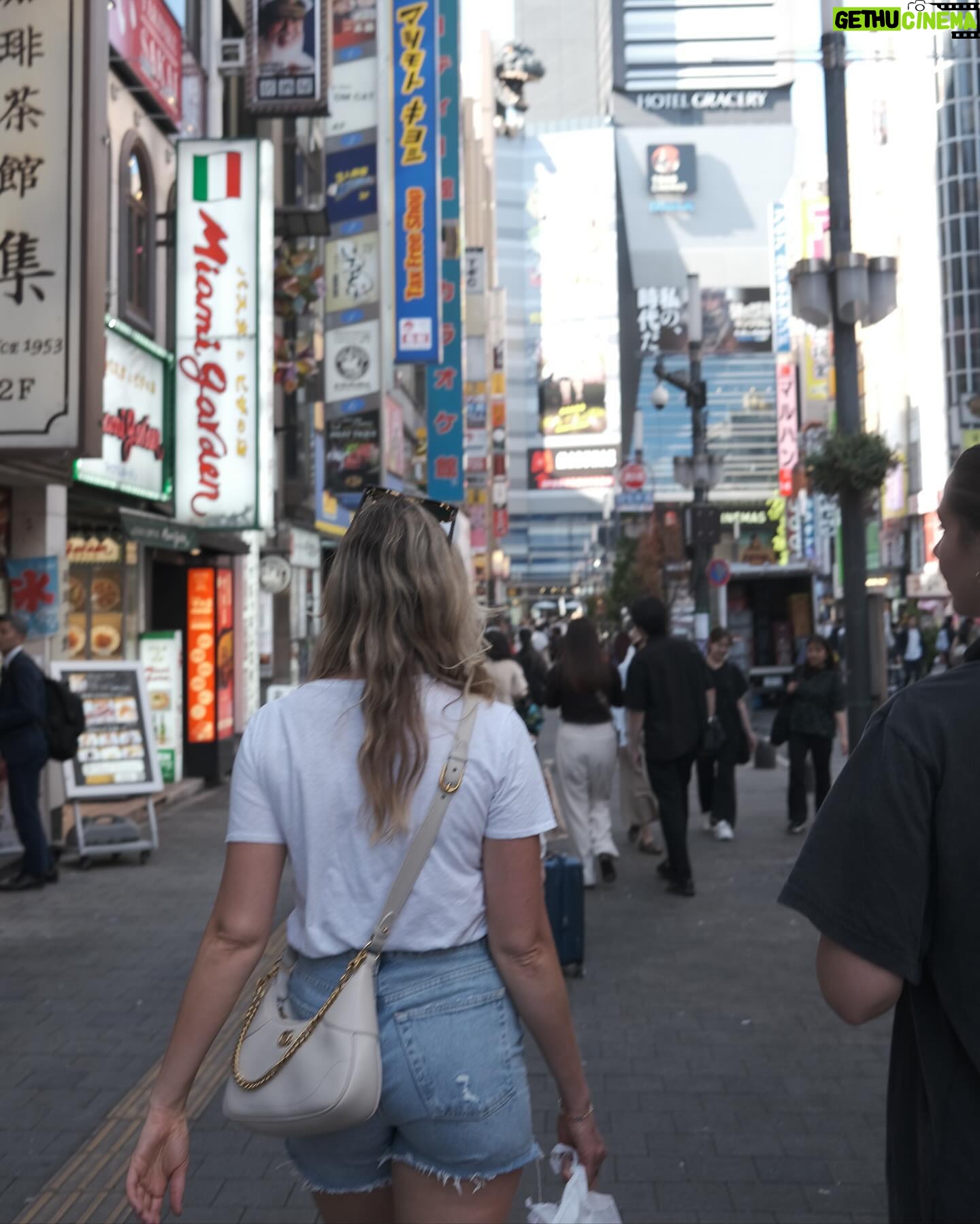 Katrina Bowden Instagram - First time in Tokyo🇯🇵 such a fun city! I can’t get the Don Quijote song out of my head and walked 15 miles a day. Off to a relaxing location next ✌🏼