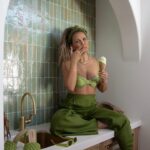 Katrina Scott Instagram - scroll to see @ksl.thelabel’s art department 💚 Brian Bella finished the bar area just in time for the shoot🥹 wearing saguaro linen the agave top KSLthelabel.com @jenniferperkins.co @lyndsayzmakeup