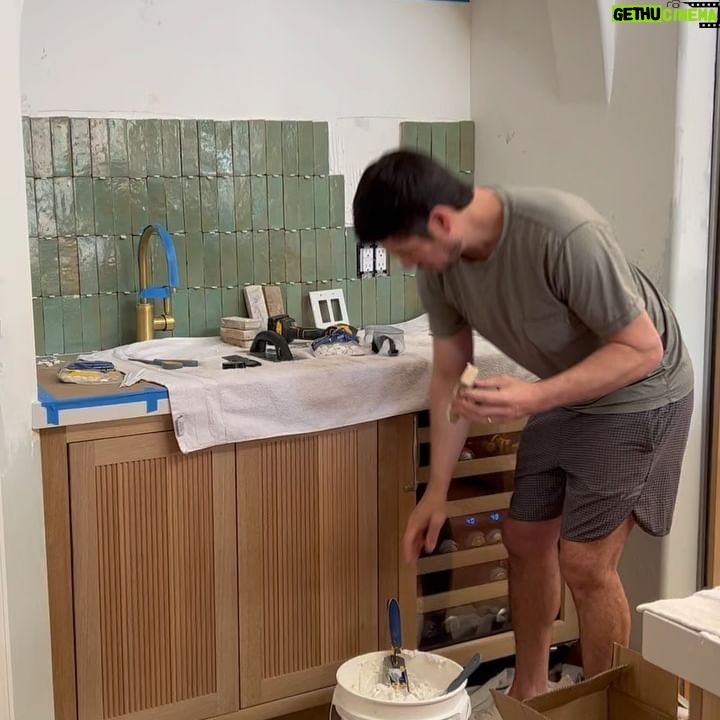 Katrina Scott Instagram - scroll to see @ksl.thelabel’s art department 💚 Brian Bella finished the bar area just in time for the shoot🥹 wearing saguaro linen the agave top KSLthelabel.com @jenniferperkins.co @lyndsayzmakeup