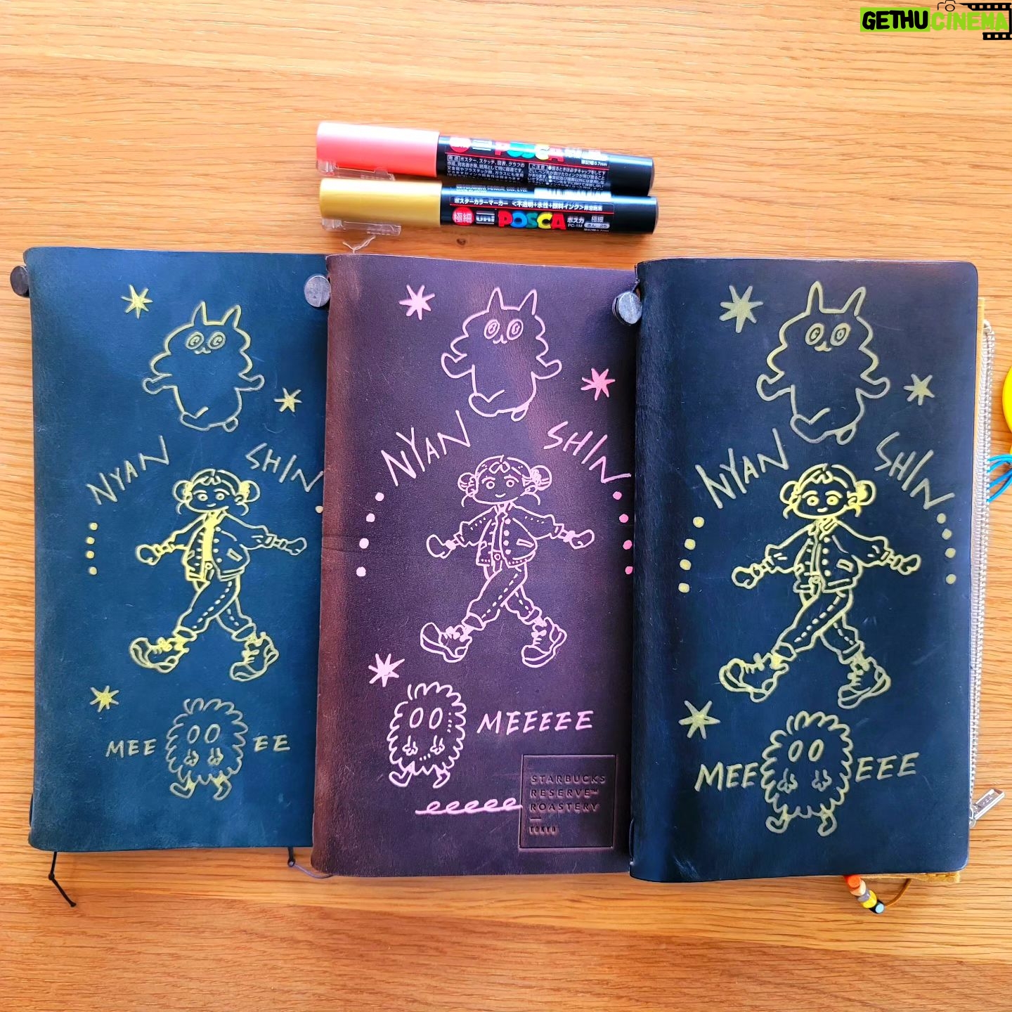 Katsura Hoshino - 3 Likes - トラベラーズノートカバーにポスカで描いたらどうなるか実験してみた
クリーム塗ってないカバーなら描きやすいけど、クリーム塗ったことあるカバーは滑るわ線太くなるわ発色悪いわでイマイチという結果でした〜🍒
あと、ゴールドよりピンクとかのが不透明度が高いからパキッとみえる
#ブング沼暴走族
#トラベラーズノート
#travelersnotebook