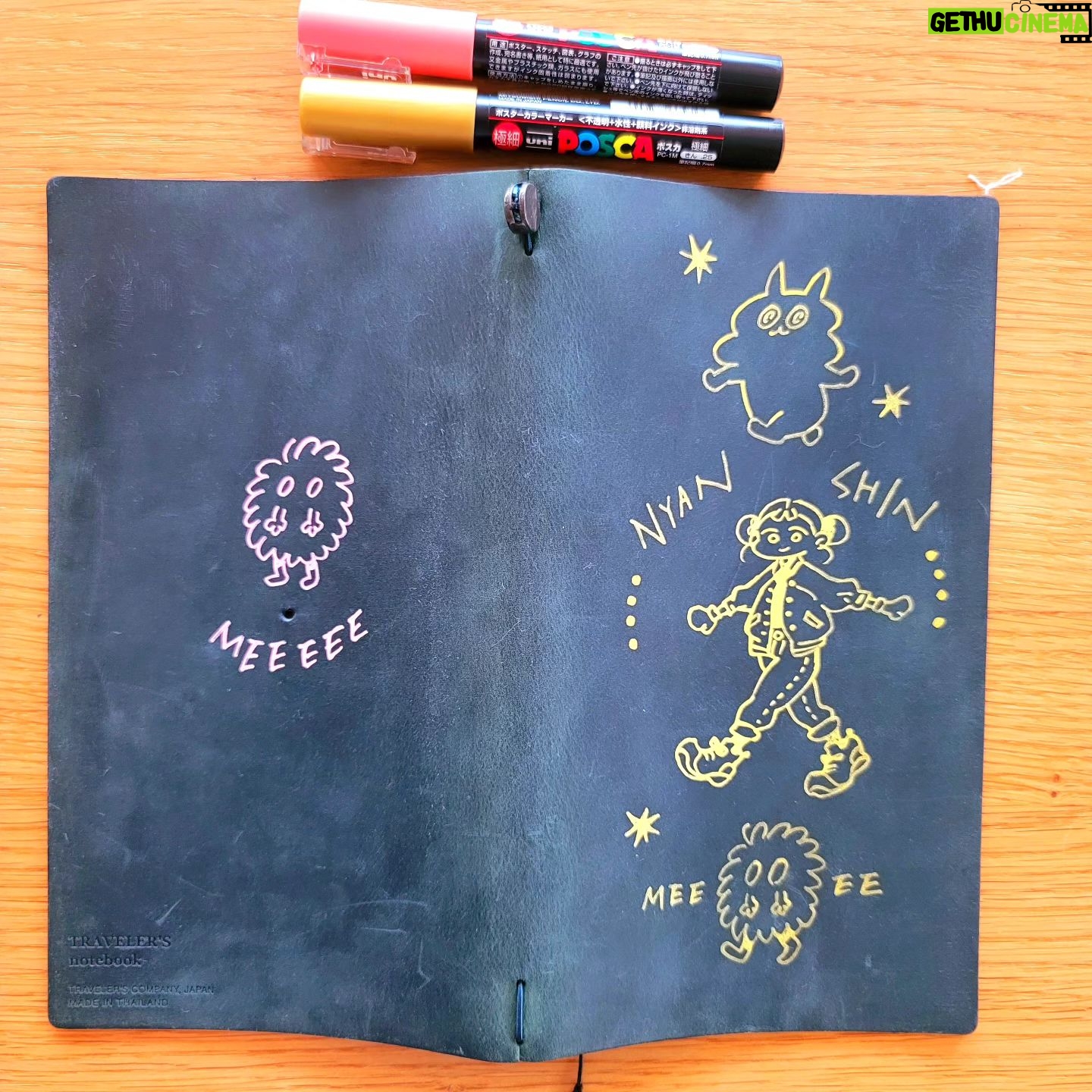 Katsura Hoshino - 3 Likes - トラベラーズノートカバーにポスカで描いたらどうなるか実験してみた
クリーム塗ってないカバーなら描きやすいけど、クリーム塗ったことあるカバーは滑るわ線太くなるわ発色悪いわでイマイチという結果でした〜🍒
あと、ゴールドよりピンクとかのが不透明度が高いからパキッとみえる
#ブング沼暴走族
#トラベラーズノート
#travelersnotebook