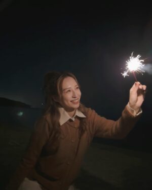 Katy Kung Instagram - Let sparks fly 🎆 
多謝咁多位 好盡力咁
幫我影低放煙花嘅相
🥰🥰🥰