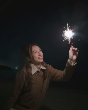 Katy Kung Instagram - Let sparks fly 🎆 
多謝咁多位 好盡力咁
幫我影低放煙花嘅相
🥰🥰🥰