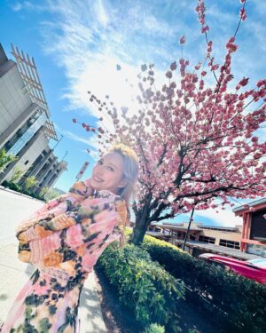 Katy Kung Instagram - 櫻花樹下🌸
有時候 
就是會有突如其來的驚喜！

📸 @maboboma