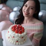Katy Kung Instagram - 人大了 願望很簡單 跟往年一樣 我的生日願望是 希望身邊的人 健康 快樂 平安 今年生日 也是工作 感謝小夥伴們 同事們 送上的驚喜與祝福 感恩身邊還有很多愛錫自己的人❤️ 企業強人 拍攝在倒數階段 整個拍攝期 也很順利 能夠遇上這個 好劇本 好角色 加上好對手 好團隊 #企業強人 #方芳 是我今年最好的禮物 34歲的我 將會迎來更多的挑戰！