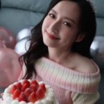 Katy Kung Instagram - 人大了 願望很簡單 跟往年一樣 我的生日願望是 希望身邊的人 健康 快樂 平安 今年生日 也是工作 感謝小夥伴們 同事們 送上的驚喜與祝福 感恩身邊還有很多愛錫自己的人❤️ 企業強人 拍攝在倒數階段 整個拍攝期 也很順利 能夠遇上這個 好劇本 好角色 加上好對手 好團隊 #企業強人 #方芳 是我今年最好的禮物 34歲的我 將會迎來更多的挑戰！