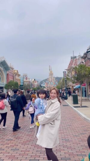 Katy Kung Instagram - 記錄返我哋迪士尼一日遊先🥰
帶佢哋去迪士尼肯俾我抱足咁耐😂😂😂
威力真係大

@hkdisneyland