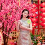 Katy Kung Instagram - 多謝 @apmhk 嘅邀請 等我可以率先喺咁靚嘅 《百花盛放孔雀園》打卡🥰 呢度真係好有新年氣氛 個個位影相都好靚 當然唔少得仲有桃花位 同埋走馬燈 我仲特登揀咗條又金又銀嘅裙 我幫我嘅造型改咗個名 叫做金銀滿屋😬 希望為大家帶嚟好運 龍年 都開開心心 身體健康 ❤️ 你哋都快啲去行下啦🌸