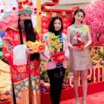Katy Kung Instagram - 多謝 @apmhk 嘅邀請 等我可以率先喺咁靚嘅 《百花盛放孔雀園》打卡🥰 呢度真係好有新年氣氛 個個位影相都好靚 當然唔少得仲有桃花位 同埋走馬燈 我仲特登揀咗條又金又銀嘅裙 我幫我嘅造型改咗個名 叫做金銀滿屋😬 希望為大家帶嚟好運 龍年 都開開心心 身體健康 ❤️ 你哋都快啲去行下啦🌸