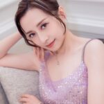Katy Kung Instagram - 昨晚確實是感動的一個晚上 看到前輩 同事們得獎 他們的得獎感言 字字都感受到 對演員工作的那份熱愛 頒獎嘉賓亦令我們勾起 很多經典電視劇的回憶 是一晚難忘的頒獎禮 在這裡 我亦很想多謝投票給我的觀眾 我才能 成為 最佳女主角 五強和 大灣區最喜愛女主角的五強 昨晚一看到靈戲逼人片段 我眼框又紅了 雖然過了很久 可能真的太入心 太難忘 深刻 看到心還是會痛 再一次感謝喜歡靈戲逼人的朋友 希望將來你們都會記得 雲柳芳 丁一駿 這段凄美動人的愛情故事 最後 Moses 得獎 特別開心 剛剛和他拍完 企業強人 他真的是一位很好的前輩 在他身上也學到很多 感恩能成為他戲中的拍檔 2024年 答應你們 我會一如以往的努力做好自己 Make up : @henryli_makeup Hair : @suecheung Styling : @nganshuwing Gown : @abanabridal @millanova Photo : @alanwong447